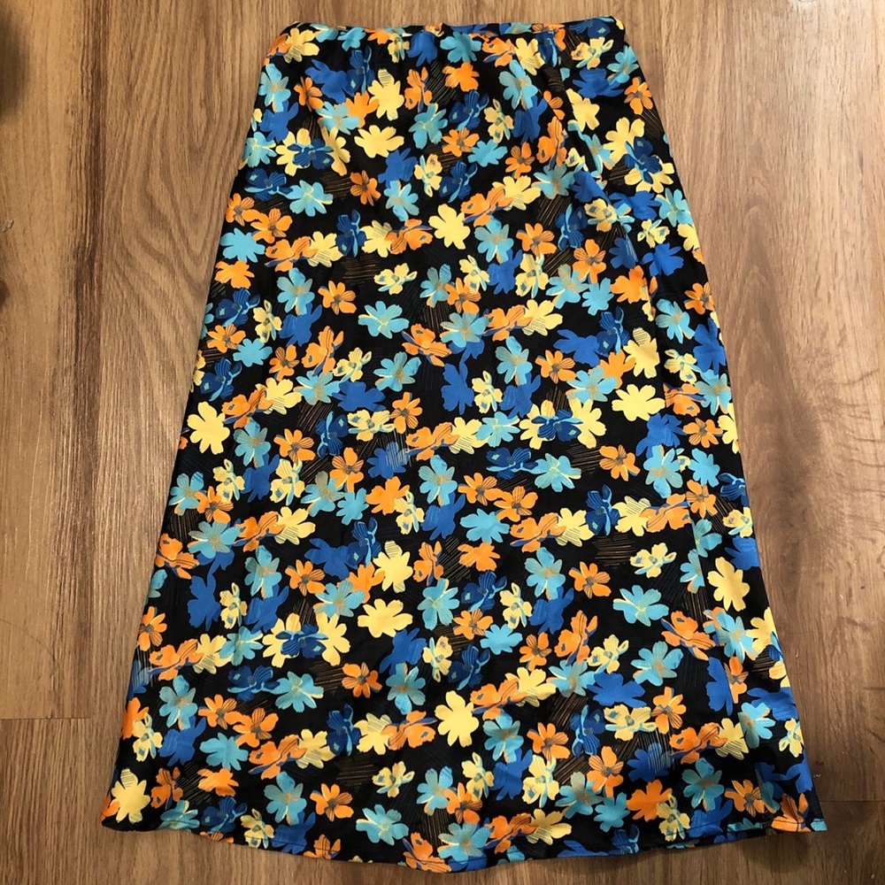 Finders keepers Sirene floral midi skirt 
A line silhouette Colorful black